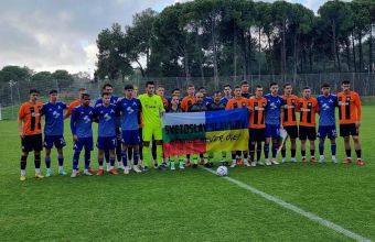Преди началото на контролата Левски-Шахтар Донецк U19 двата отбора позираха със знаме “Светослав Славков-героите никога не умират”! Респект! Слава Левски и слава Украiнi!