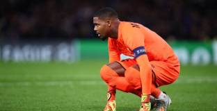 Челси може да закупи вратар на Лил