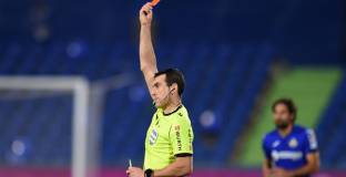 Директор на Барса скочи на съдията Мунуера