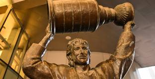 Оскверниха статуя на Грецки