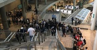 5 000 фена закъснели за мача на Англия, заради сгрешени билети