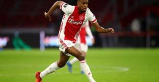 Челси се интересува от 18-годишен халф на Аякс