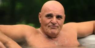 Джон Фюри бесен от годежа на 16-годишната си внучка