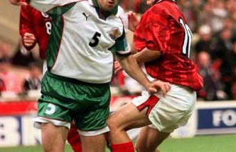 Ивайло Йорданов срещу Майкъл Оуен, а отзад е Джейми Реднап.