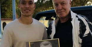 Капитанът на Левски изненада Наско Сираков с подарък