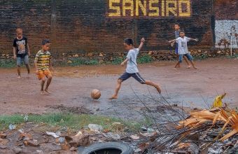 За футбол са ти нужни само няколко добри приятели и една топка