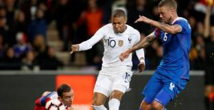 Играч на Левски си вкара автогол при равенство между Исландия и Франция