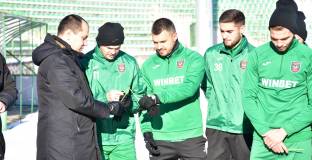Божинов и трима нови стартираха с Ботев Враца, фен направи забавен подарък на Валери