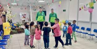 Играчи на Ботев Враца се срещнаха с деца от Общностен център в града