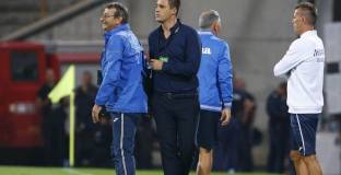 Треньорът на Левски: Ръководството ще реши, а аз помагам с каквото мога