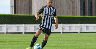 Задържаха футболист за ексхибиционизъм 