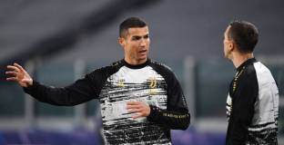 Роналдо става конкурент на Невил и Гигс