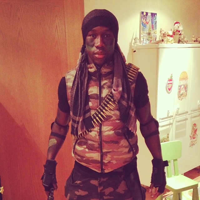 Така беше облечен Бакари Саня по време на коледното парти на Арсенал