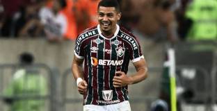 Фулъм печели битката за Андре