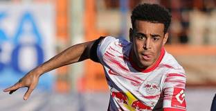  Лийдс обсъжда покупката на Адамс