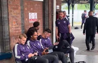 Играчите на Манчестър Юнайтед чакат влака за Лондон. Welcome to Ratcliffe’s United.