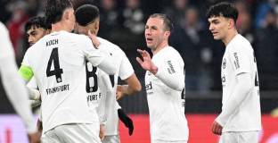 Айнтрахт разби Аякс и продължава напред