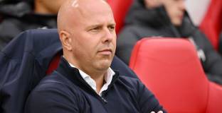 Слот не отговори за договорите на Ван Дайк и Салах