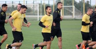Ботев поднови тренировки, Панов е в строя 