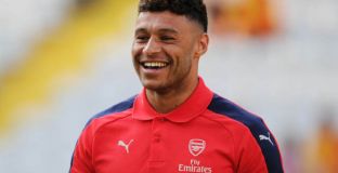 Окслейд- Чембърлейн преминава прегледи за Ливърпул 