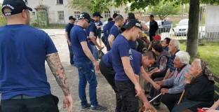 Похвално: Фенове на Левски зарадваха нуждаещи се за Великден (снимки)