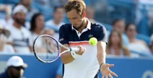 Медведев и Нишикори се класираха за втория кръг на US Open