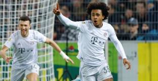 Късни голове носят победата на Байерн 