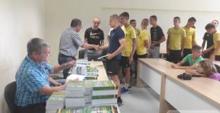 Легендарно трио на Ботев изненада малките канарчета в деня на детето