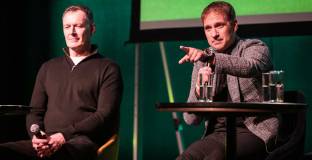 Стилиян Петров помага на Любо Пенев и Петър Хубчев с 