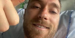 Ериксен публикува селфи от болницата