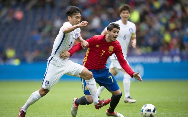 Испания загря за Евро 2016 с разгромна победа над Южна Корея