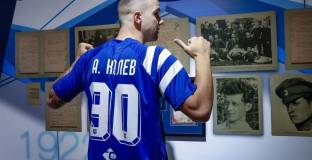 Алекс Колев сменя номера си в Левски