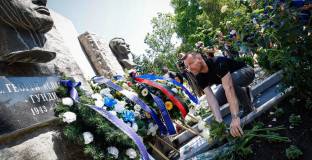 От Левски поднесоха венци на гроба на Гунди и Котков