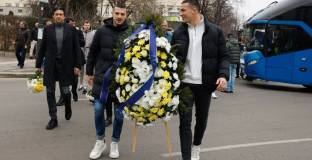 И Левски поднесоха венци пред паметника на Апостола (видео)