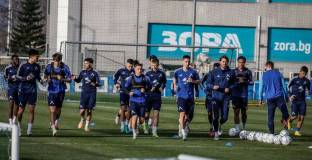 Трима от Левски висят с картони за дербито с ЦСКА