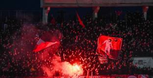 Фенове на ЦСКА помогнаха за разчистването на терена, мач ще има