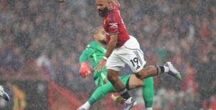 Санчес се извини за изгонването си срещу Ман Юнайтед