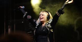 Легендарната Лили Иванова се похвали с коледни подаръци от Левски