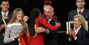 Майката на Рубиалес бе приета в болницата 