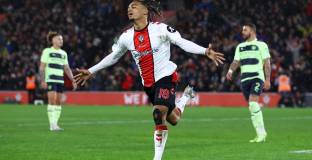 Саутхемптън на полуфинал през Ман Сити