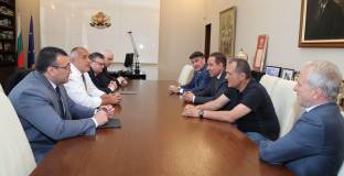 Приключи срещата на Бойко Борисов с Боби Михайлов и футболните босове