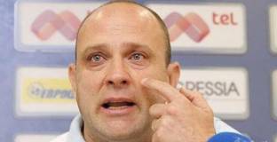 Тити пак се разплака в ефир - този път докато подарява календар на Левски