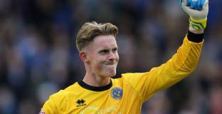 Тотнъм следи Дийн Хендерсън като възможен заместник на Викарио