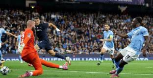 Сити би 10 от Наполи, Айнтрахт обърна Галатасарай