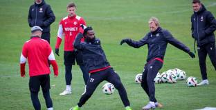 Аарън Исека и Джеймс Ето’о вече тренират наравно със своите съотборници