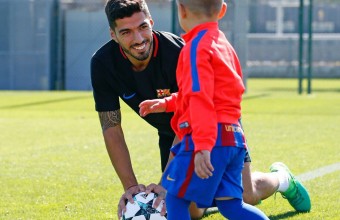 Луис Суарес със своя син. 