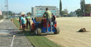 Левски започна полагането на тревното покритие (видео)