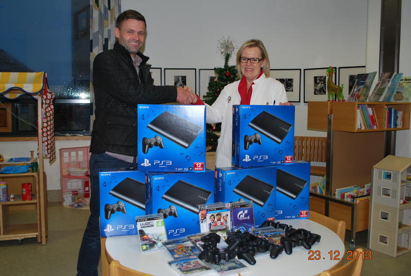 Братът на Гилфи Сигурдсон дари 10 Playstation-a на детска болница в Исландия