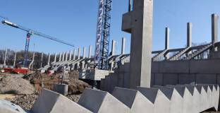 Скоро ще поставят всичките колони на стадион 