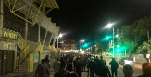 Полицейски кордон пази футболистите на Ботев Пловдив от фенове (снимки)